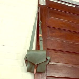 Vintage leather cross body bag.